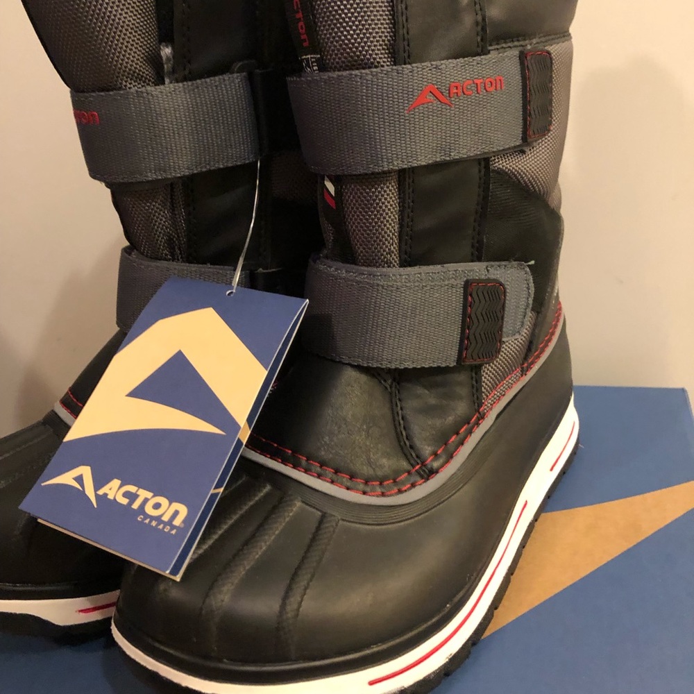 Acton Canada boy winter boots size 2